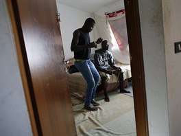 Mohhamad z Toga a Abdullahi z Ghany tancují ve svém pokoji v emigraním centru...