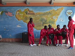 Emigranti, kteí hrají fotbal za ASD Mineo, se ped sobotním zápasem dobe baví