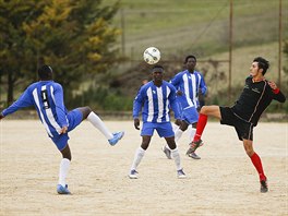 Afrití emigranti hrající za ASD Mineo hrají proti Massiminiana poblí Minea