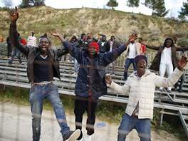 Afrití emigranti, kteí fandili fotbalovému týmu ASD Mineo, slaví po gólu...