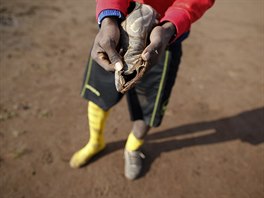 Emigrantský hrá z afriky drí roztrhanou kopaku