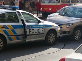 Pronsledovan idi projel policejnm ztarasem na Karlov nmst.