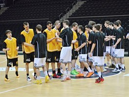 NA PRAHU. Jet pedat malý suvenýr a jde se do hry. Basketbalisté z USK Praha...