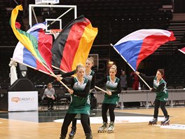 BRUSLAKY NA PALUBOVCE. Na slavnostním zahájení juniorské Euroligy, pi kterém...