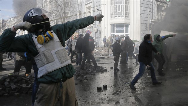 Ukrajinsk protivldn demonstrant stl prakem po policejnch kordonech (18. nora 2014)