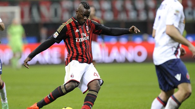 Mario Balotelli byl jedinm stelcem zpasu AC Miln - Boloa.