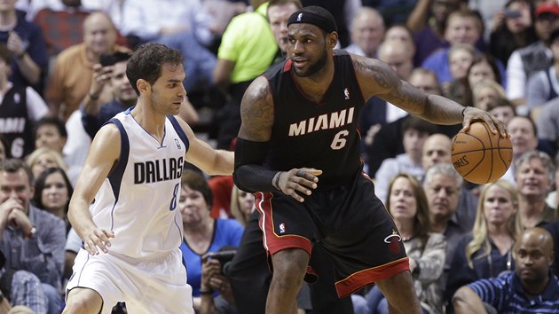 LeBron James (vpravo) z Miami dribluje pod dohledem Joseho Calderona z Dallasu.