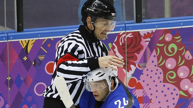 NA KOLENOU. Slovinsk hokejista Rok Tiar se spadl na kolena rovnou ped rozhodho v utkn proti Slovensku na olympijskm turnaji.