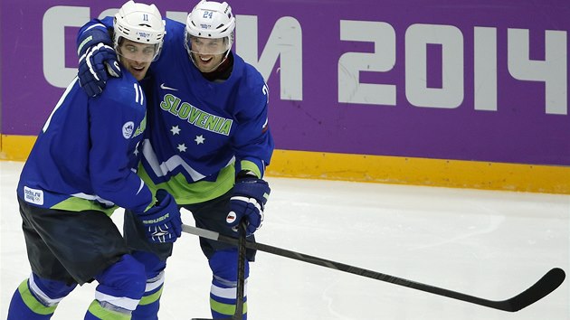 GL. Slovint hokejist Rok Tiar a Ane Kopitar oslavuj veden v utkn se Slovenskem na olympijskm turnaji.