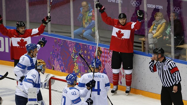 Kanadsk hokejista Rick Nash se sice raduje z glu v utkn olympijskho turnaje proti Finsku, ale videorozho branku neuznal.