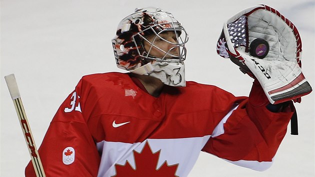 Kanadsk glman Carey Price chyt puk do lapaky v utkn proti Finsku.