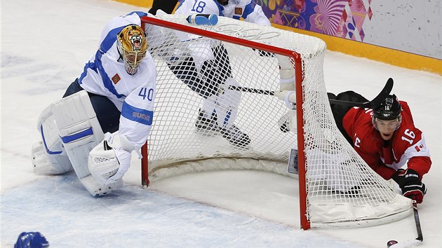 Kanadsk tonk Jonathan Toews se sna pekvapit finskho branke Raska v utkn olympijskho turnaje.