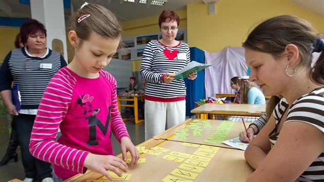 Zpis prvk v Zkladn kole v Satalicch. Dti se vydvaj na nmonickou stezku. Kdo uspje, me v z nastoupit na palubu do 1. tdy.