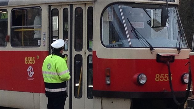 Policisté vyšetřují smrt ženy, kterou lidé našli v tramvaji linky číslo 17 v pražských Modřanech (13.2.2014)