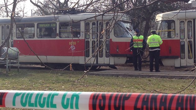 Policisté vyšetřují smrt ženy, kterou lidé našli v tramvaji linky číslo 17 v pražských Modřanech (13.2.2014)