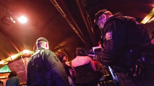 Policist kontrolovali v barech v centru Prahy mladistv. Zamili se na studenty z Dnska