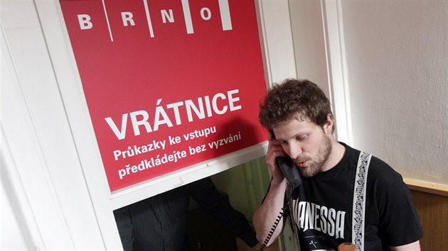 Brífink skupiny Žít Brno před brněnským magistrátem. U vrátnice telefonuje aktivista Matěj Hollan (úterý - 11. 2. 2013).