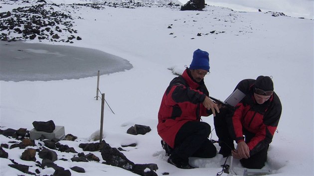 Vdci z Masarykovy univerzity na antarktick expedici v roce 2014. Rostlinn fyziologov Milo Bartk a Peter Vczi pi prci v ternu na behu jezera zahloubenho v ledovcov morn.