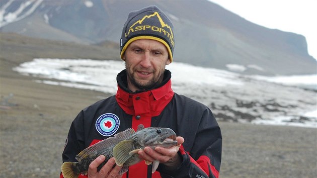 Vědci z Masarykovy univerzity na antarktické expedici v roce 2014. Ichtyolog Pavel Jurajda s exemplářem ryby druhu Notothenia coriiceps