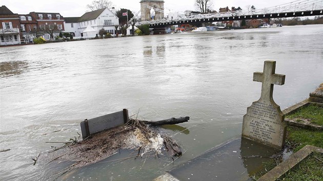 Rozvodnn Teme zaplavila hbitov u kostela Vech svatch v Marlow (10. nora 2014)