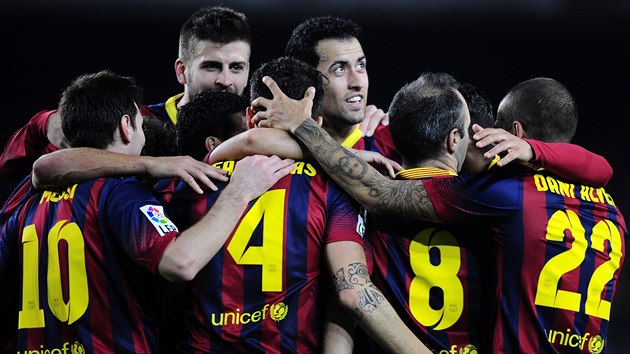 Fotbalist Barcelony oslavuj jeden z esti gl, kter naszeli do st Vallecana.