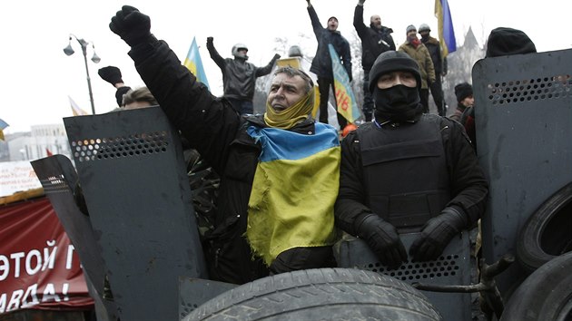 Ulice Kyjeva jsou stle pln demonstrant (12. nora)
