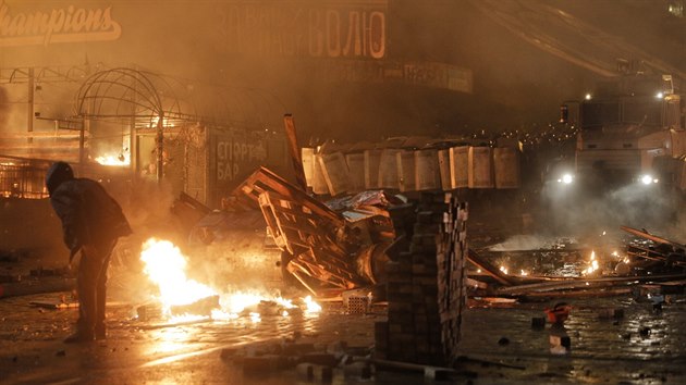 Část náměstí, které Ukrajinci nazývají Majdan, se ocitla v plamenech (18. února 2014)