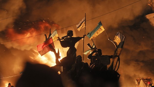Část náměstí, které Ukrajinci nazývají Majdan, se ocitla v plamenech (18. února 2014)