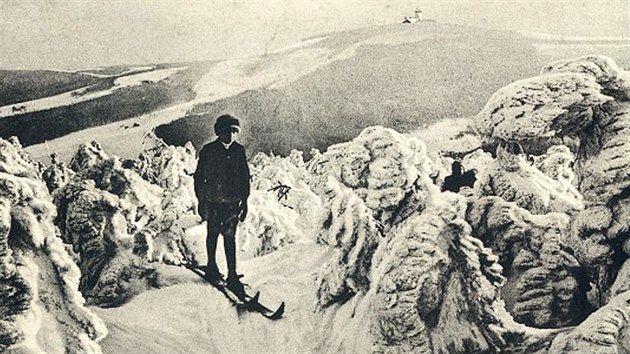 Lyžař v Krušných horách na počátku 20. století. V pozadí Klínovec