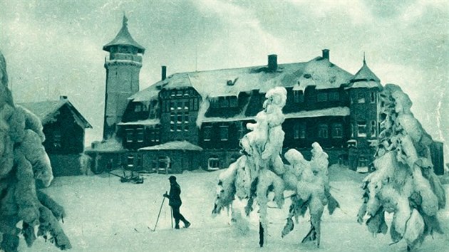 Lyžař na Klínovci v době, kdy tu ještě nebyla ani jedna sjezdovka. Fotografie z počátku 20. století