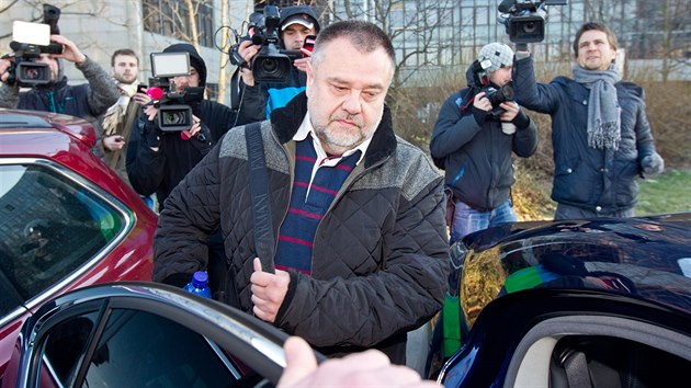 Podnikatel Jan Janků, spojený s firmou Neograph, opouští ředitelství pražské policie. Policisté jej zadrželi ve čtvrtek (14. února 2014).