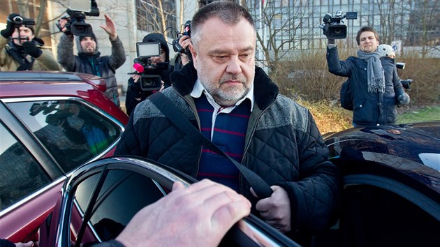 Podnikatel Jan Janků, spojený s firmou Neograph, opouští ředitelství pražské policie. Policisté jej zadrželi ve čtvrtek (14. února 2014).