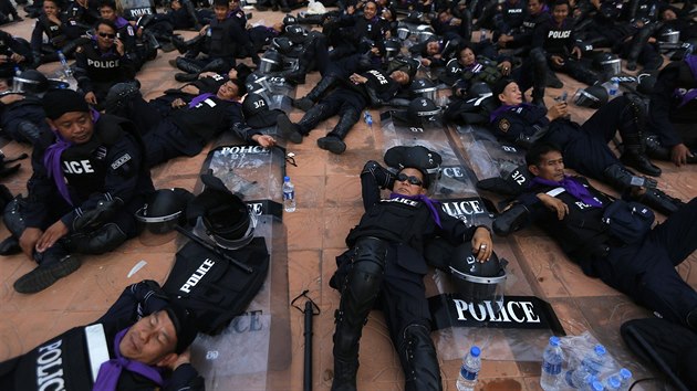 Policist na snmku nedaleko sdla thajsk vldy nabraj sly ped akc s clem vytlait v kordonech demonstranty z centra msta (14. nora 2014).