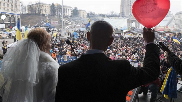 Svtek zamilovanch se dvojice opozinch demonstrant rozhodla oslavit ve velkm. Vzali se pmo na kyjevskm nmt Nezvislosti (14. nora 2014).
