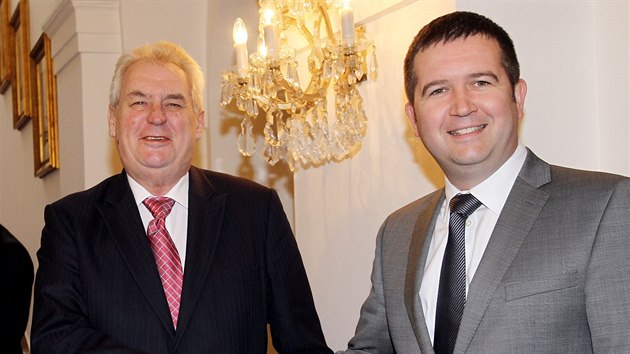 Pedseda Snmovny Jan Hamek z SSD se zdrav s prezidentem Miloem Zemanem. (18. nora 2014)
