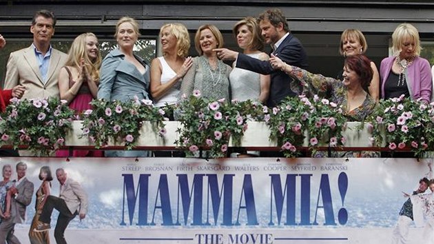 lenov skupiny ABBA a herci muziklu Mamma Mia! - vdsk premira filmovho muziklu Mamma Mia! (4. ervence 2008)
