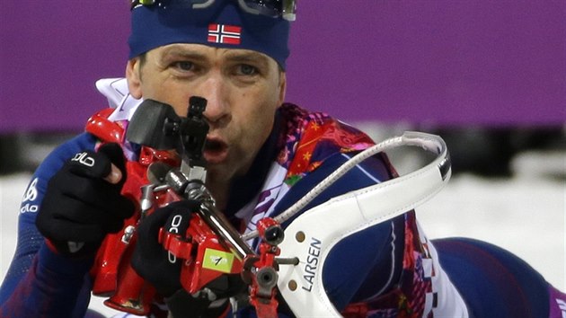 Norsk biatlonista Ole Einar Bjrndalen pi stelb ve sthacm zvodu na 12,5 kilometru. (10. nora 2014)