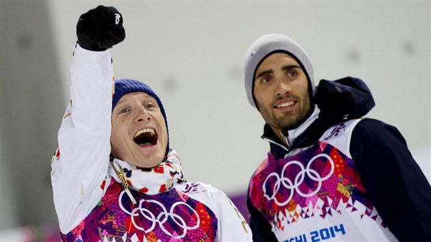 RADOST. esk biatlonista Ondej Moravec se raduje ze zisku stbrn olympijsk medaile ve sthacm zvodu na 12,5 kilometru. Vedle nj stoj vtzn Francouz Martin Fourcade. (10. nora 2014)