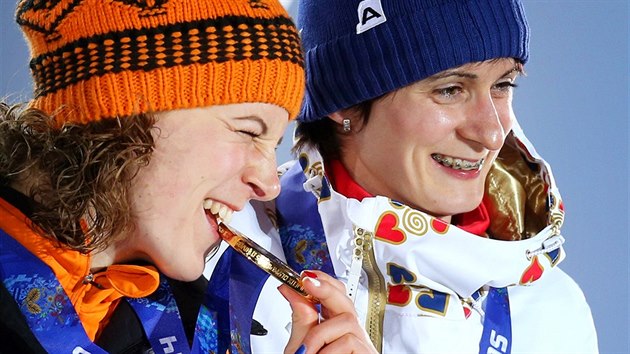 esk rychlobruslaka Martina Sblkov dostala pi slavnostnm ceremonilu stbrnou olympijskou medaili, kterou vybojovala v zvodu na 3000 metr. Vedle n stoj vtzka Nizozemka Ireen Wstov. (10. nora 2014)