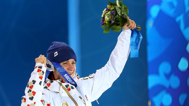 esk rychlobruslaka Martina Sblkov dostala pi slavnostnm ceremonilu stbrnou olympijskou medaili, kterou vybojovala v zvodu na 3000 metr. (10. nora 2014)