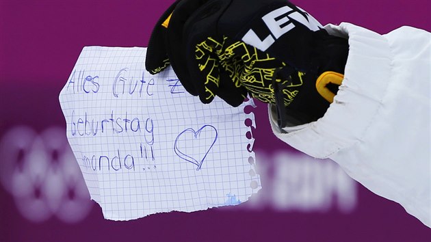 vcarsk akrobatick lyaka Eveline Bhendov ukzala vzkaz "vechno dobr" po finlov jzd ve slopestylu. (11. nora 2014)
