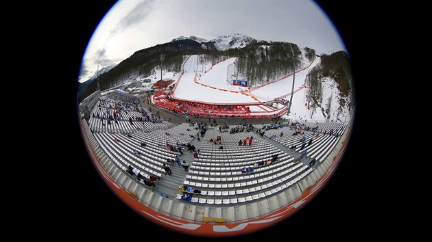 Przdn tribuny v cli sjezdovch zvod v Rosa Chutor Alpine Center. (9. nora 2014)