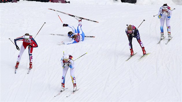 Italka Greta Laurentov spadla ve tvrtfinlovm sprintovm zvodu v olympijskm stedisku Laura Cross Country. (11. nora 2014)