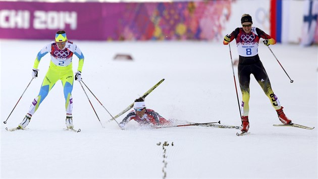 Norsk bkyn na lych Marit Bjrgenov spadla pi semifinlovm sprintovm zvodu v olympijskm stedisku Laura Cross Country. (11. nora 2014)