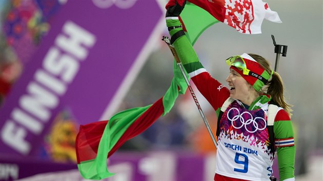 ZLATO. Blorusk biatlonistka Darja Domraevov zvtzila ve sthacm zvodu na 10 kilometr. (11. nora 2014)