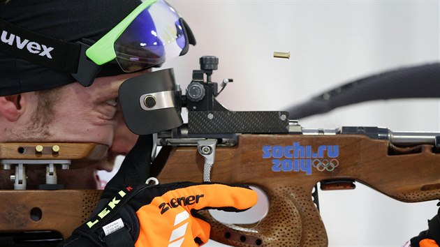 Rakouský biatlonista Dominik Landertinger při střelbě v závodu na 20 kilometrů. (13. února 2014)