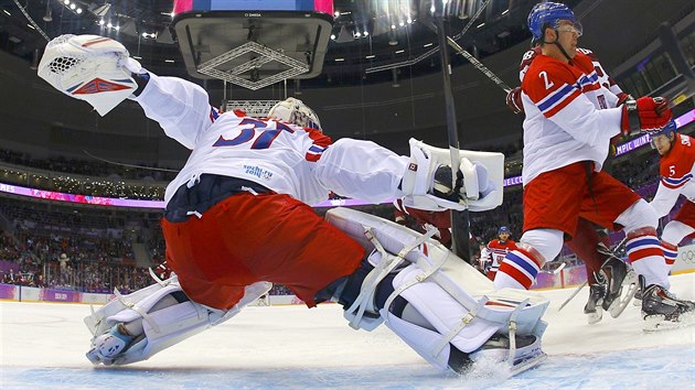 esk glman Ondej Pavelec v utkn proti Lotysku. (14. nora 2014)