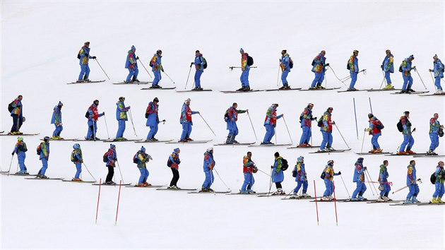 Traov komisai ped slalomovou st olympijsk superkombinace. (14. nora...