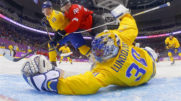 vdsk glman Henrik Lundqvist pi spnm zkroku v prvn tetin utkn se vcarskem. (14. nora 2014)