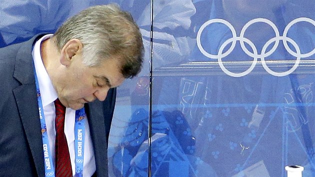 Slovensk hokejov kou Vladimr Vjtek pi vodnm olympijskm utkn proti USA. (13. nora 2014)